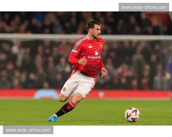 三中卫体系应对强敌效果显著 曼联防守反击战术渐成型